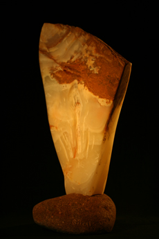 Rocher à l'arbre, onyx et grès48x26x21cm