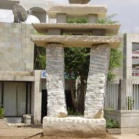 the gate, H.550cm, marbre, grès, basalte