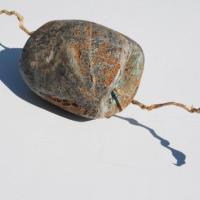 River inside, pierre de la Butte oxydée et bois flotté