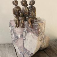 Les porteurs de rêves 4, culbuto, marbre de St Lary et bronze