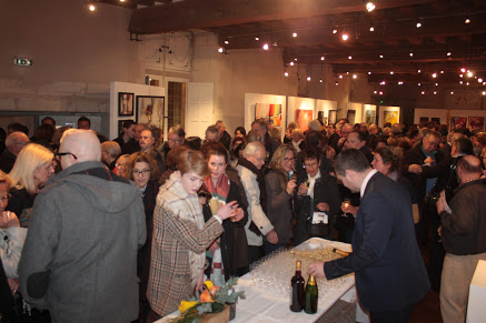 Vernissage Doutre- message lancé au micro pour que les français ne se laissent pas diviser par les propagandes de tous bords & témoignages des actions en faveur des réfugié-e-s