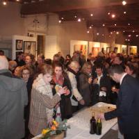 Vernissage Doutre- message lancé au micro pour que les français ne se laissent pas diviser par les propagandes de tous bords & témoignages des actions en faveur des réfugié-e-s